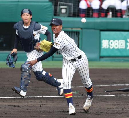 ２回、沖縄尚学・秋江駿斗の打球を処理し、二塁に送球する帝京・仁礼パスカルジュニア（手前）＝撮影・中田匡峻