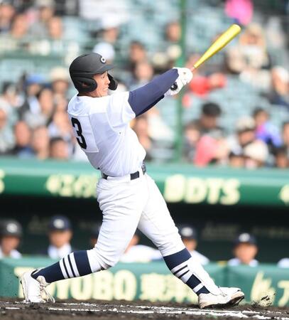 ６回、勝ち越しの左越えソロを放つ松田知輝（撮影・開出牧）