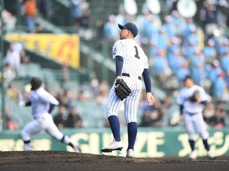 ６回、松田翔輝（左後方）に勝ち越しの左越えソロを打たれた阿南光・小田拓門（撮影・開出牧）