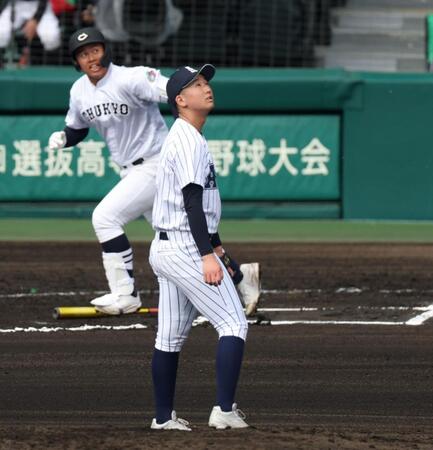 ６回、中京大中京・松田知輝（奥）に勝ち越しソロを浴びた阿南光・小田拓門（撮影・中田匡峻）