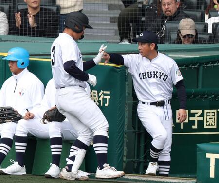 ６回、勝ち越しソロを放った中京大中京・松田知輝を迎える中京大中京・高橋源一郎監督（右）＝撮影・中田匡峻