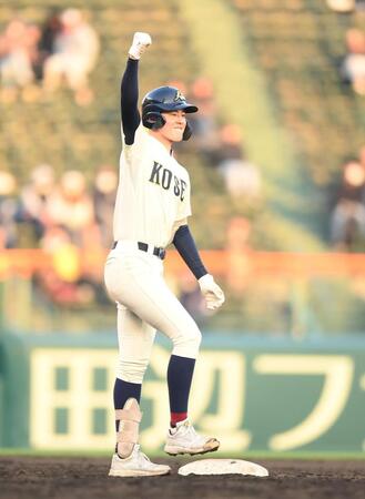 延長１０回、中越え２点適時二塁打を放ちガッツポーズを決める北口晃大（撮影・開出牧）