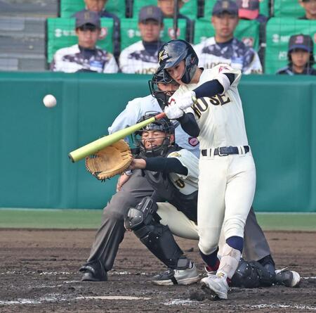 ４回、適時三塁打を放つ八戸学院光星・佐々木龍馬（撮影・中田匡峻）