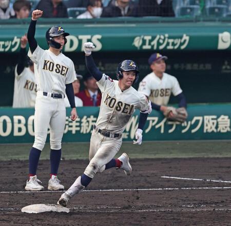 ８回、勝ち越し２ランを放ち、ガッツポーズを見せる八戸学院光星・菅沼晴斗（手前）＝撮影・中田匡峻