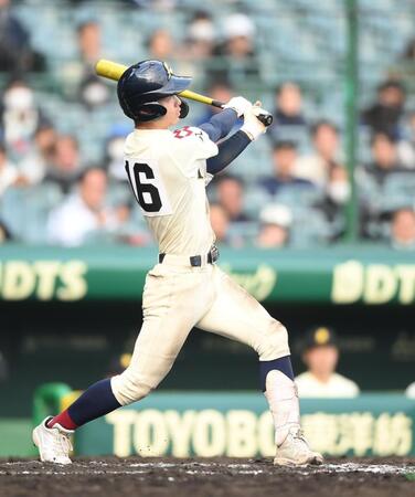 ８回、勝ち越しの左越え２ランを放つ菅沼晴斗（撮影・開出牧）