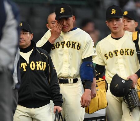 初戦で敗退し涙をぬぐいながら引き揚げる崇徳・德丸凜空（手前から２人目）＝撮影・開出牧