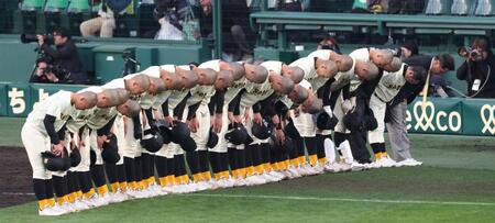 八戸学院光星に敗れ、スタンドへあいさつをする崇徳ナイン（撮影・中田匡峻）