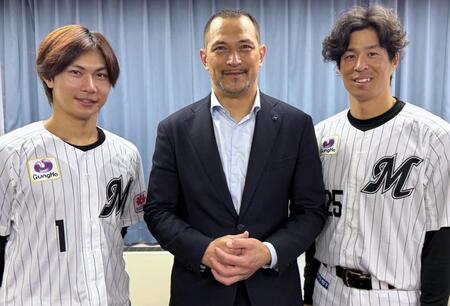 　小児科病棟を訪問した藤原（左）と岡。中央は東京科学大副学長の室伏広治さん（球団提供）