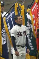 選手宣誓をする北照・西田主将＝１０年３月