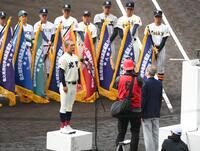 堂々と選手宣誓する北照・手代森煌斗主将（撮影・開出牧）