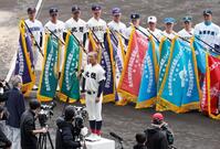 選手宣誓する北照の手代森煌斗主将（手前）