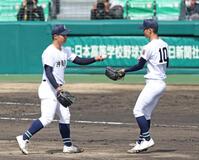 ８回、新垣有絃（右）と交代する沖縄尚学・末吉良丞（撮影・中田匡峻）