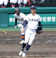 ８回、帝京・鈴木優吾（奥）に２点適時打を浴びた沖縄尚学・新垣有絃（撮影・中田匡峻）