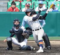 ８回、ライトへ２点適時打を放つ帝京・鈴木優吾（撮影・中田匡峻）