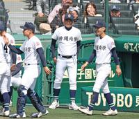 ５回裏の守備を終えたナインを迎える沖縄尚学・比嘉公也監督（中央）＝撮影・中田匡峻