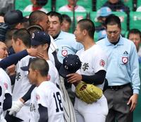 帝京に敗れ、相手の仁礼パスカルジュニアと言葉を交わす沖縄尚学・末吉良丞（右）＝撮影・中田匡峻