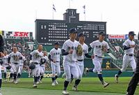 帝京に逆転負けし、引き揚げる沖縄尚学の選手たち