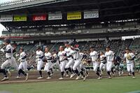 帝京に逆転負けし、応援席にあいさつに向かう沖縄尚学の選手たち