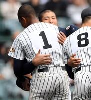 試合後の整列で帝京・仁禮パスカルジュニア（手前）と抱き合う沖縄尚学・末吉良丞（撮影・開出牧）