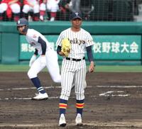 ３回、沖縄尚学・仲間夢祈（奥）にセンターへ先制適時二塁打を浴びる帝京・仁礼パスカルジュニア（撮影・中田匡峻）