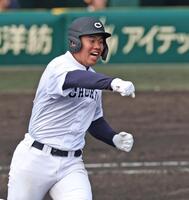 ６回、勝ち越しソロ放ち、拳を握る中京大中京・松田知輝（撮影・中田匡峻）