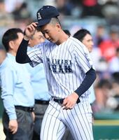 １回戦で敗れ悔しさをにじませる阿南光・小田拓門（撮影・開出牧）