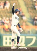 延長１０回、中越え２点適時二塁打を放ちガッツポーズを決める北口晃大（撮影・開出牧）