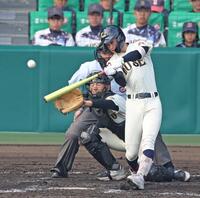 ４回、適時三塁打を放つ八戸学院光星・佐々木龍馬（撮影・中田匡峻）