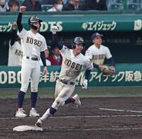 ８回、勝ち越し２ランを放ち、ガッツポーズを見せる八戸学院光星・菅沼晴斗（手前）＝撮影・中田匡峻