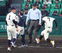 ８回、捕手の鈴木悠斗（中央）の三塁悪送球で同点を許した八戸学院光星（撮影・中田匡峻）