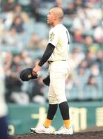 ８回八戸学院光星２死一塁、菅沼晴斗に勝ち越しの左越え２ランを打たれた崇徳・德丸凜空＝甲子園（撮影・開出牧）