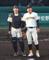 １０回、満塁のピンチを招き、崇徳・新村瑠聖（左）と話す徳丸凜空（撮影・中田匡峻）