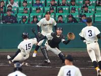 １０回、八戸学院光星・鈴木悠斗の犠飛でこのイニング３失点目を喫する崇徳・徳丸凜空（奥）＝撮影・中田匡峻