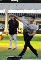 キャッチボールをする日本ハム・達