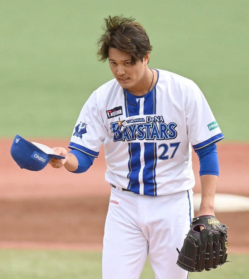 　１回、村田に死球を与え帽子を取る藤浪（撮影・開出牧）