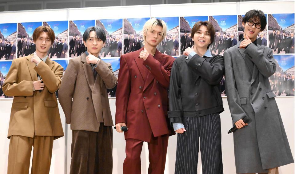 “イイじゃんポーズ”を決める（左から）Ｍ！ＬＫメンバー＝２５年１０月