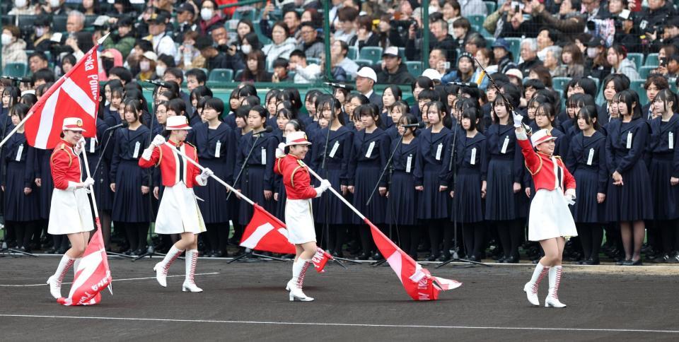 入場行進の先導を務める警察音楽隊（撮影・中田匡峻）