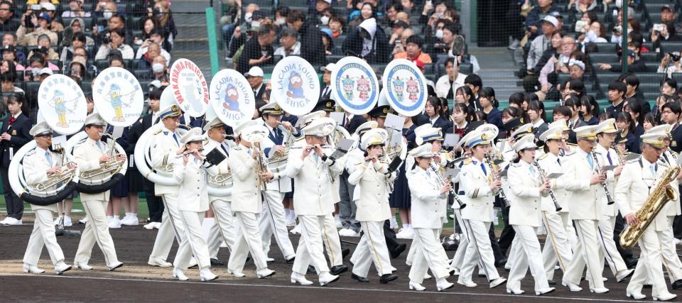 入場行進で演奏する関西の警察たち（撮影・中田匡峻）