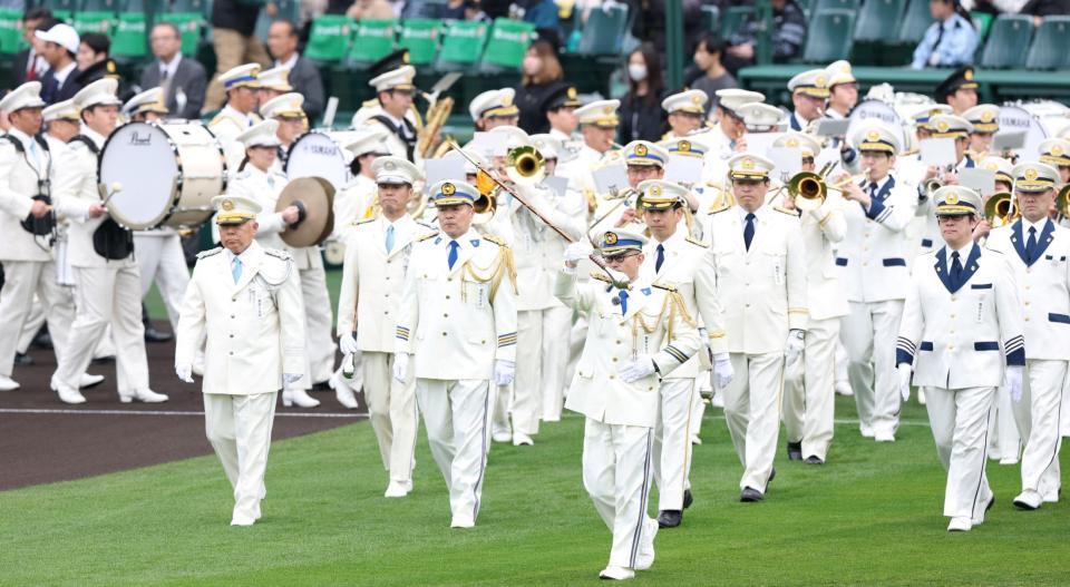 入場行進で演奏する関西の警察たち（撮影・中田匡峻）