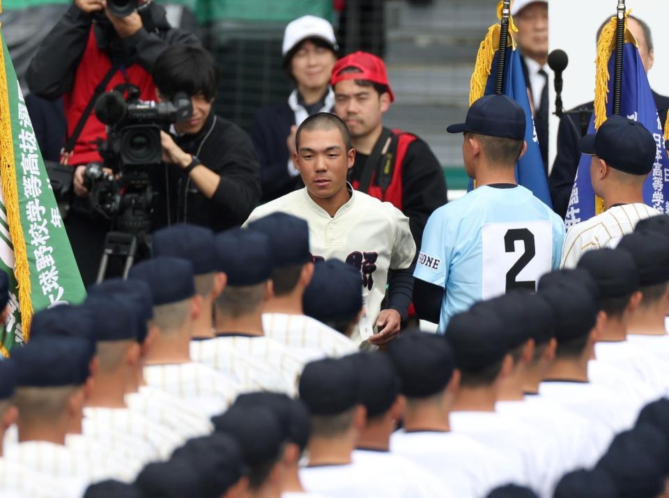 選手宣誓を行った北照・手代森煌斗主将（撮影・中田匡峻）