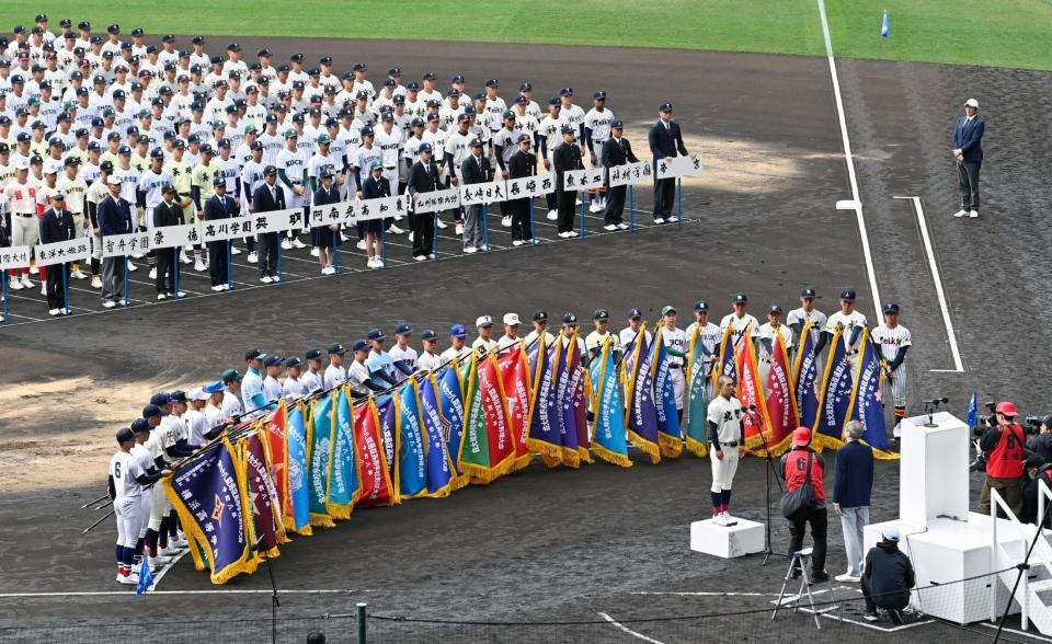 選手宣誓する北照の手代森煌斗主将（手前右）