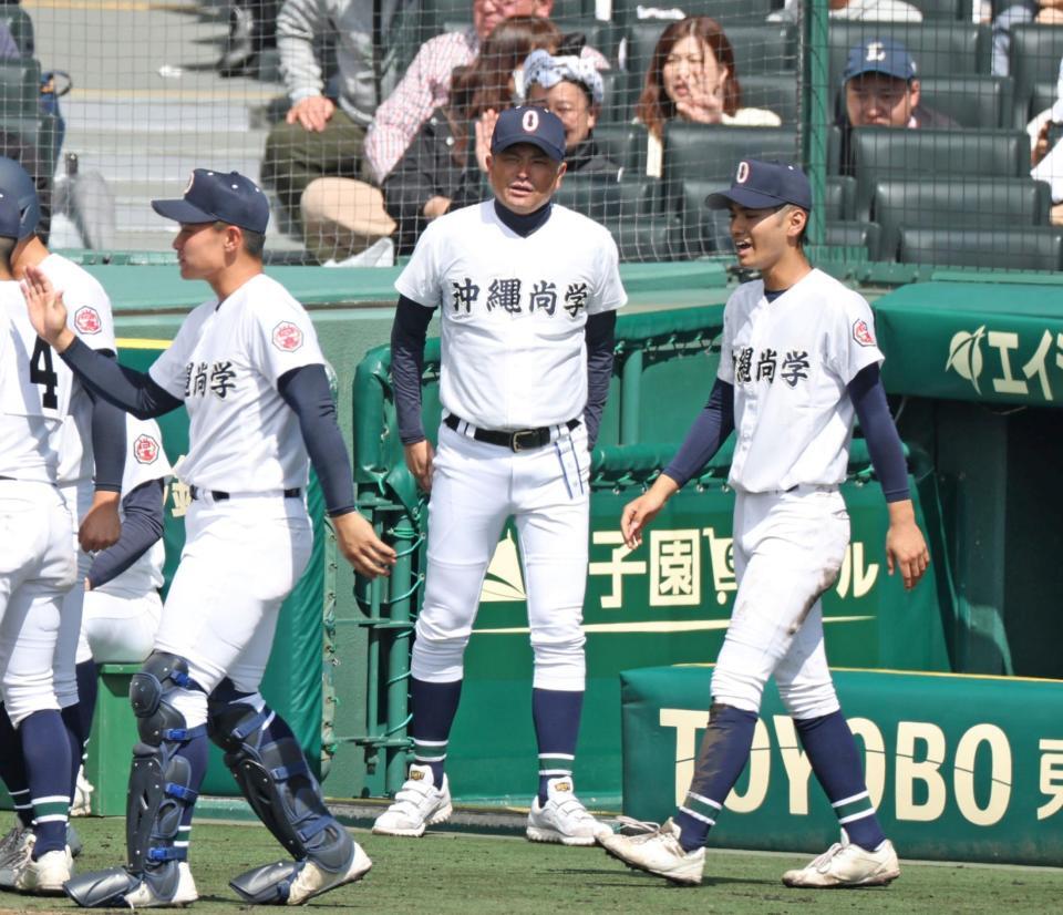 ５回裏の守備を終えたナインを迎える沖縄尚学・比嘉公也監督（中央）＝撮影・中田匡峻