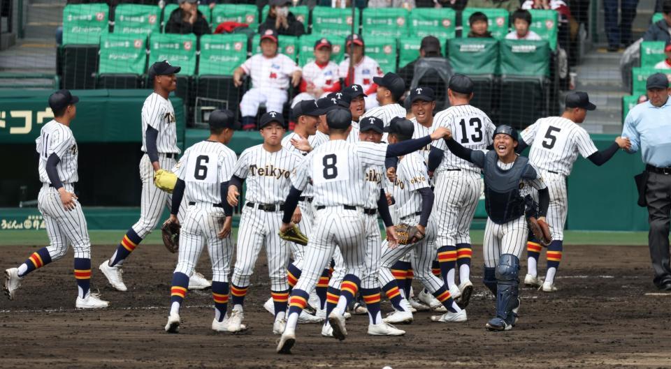 沖縄尚学に勝利し、喜ぶ帝京ナイン（撮影・中田匡峻）