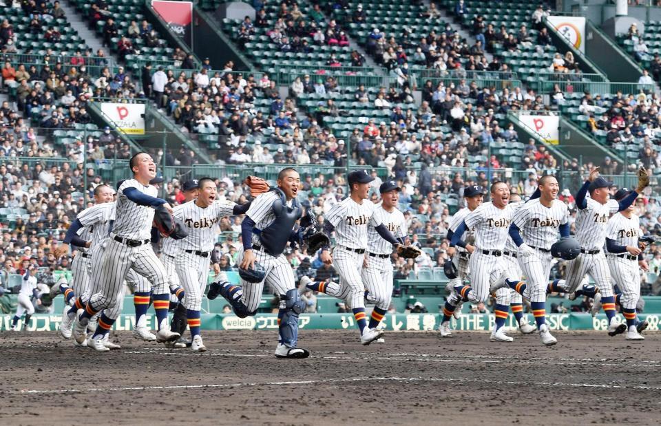 昨夏の覇者・沖縄尚学に逆転勝ちしスタンドへ駆け出す帝京ナイン（撮影・開出牧）