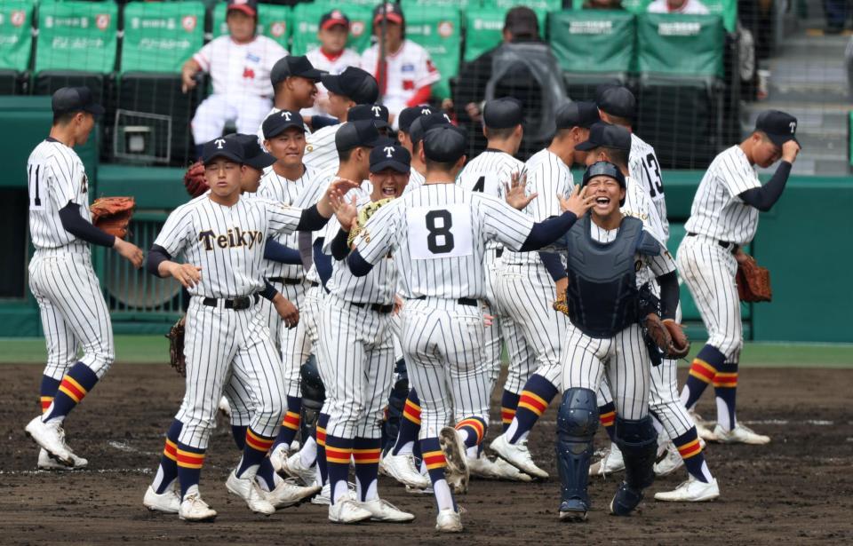 沖縄尚学に勝利し、喜ぶ帝京ナイン（撮影・中田匡峻）