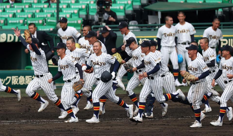 沖縄尚学に勝利し、笑顔で駆け出す帝京ナイン（撮影・中田匡峻）