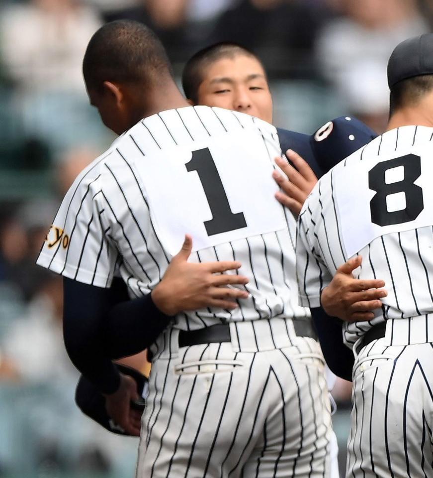試合後の整列で帝京・仁禮パスカルジュニア（手前）と抱き合う沖縄尚学・末吉良丞（撮影・開出牧）