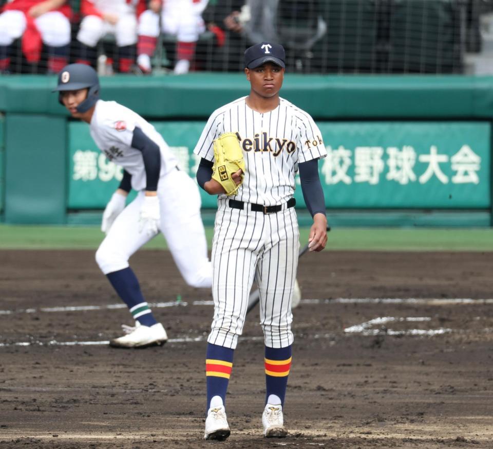 ３回、沖縄尚学・仲間夢祈（奥）にセンターへ先制適時二塁打を浴びる帝京・仁礼パスカルジュニア（撮影・中田匡峻）