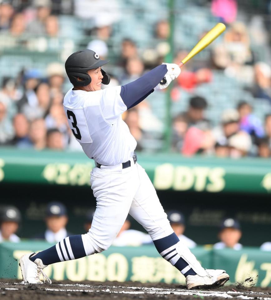 ６回、勝ち越しの左越えソロを放つ松田知輝（撮影・開出牧）