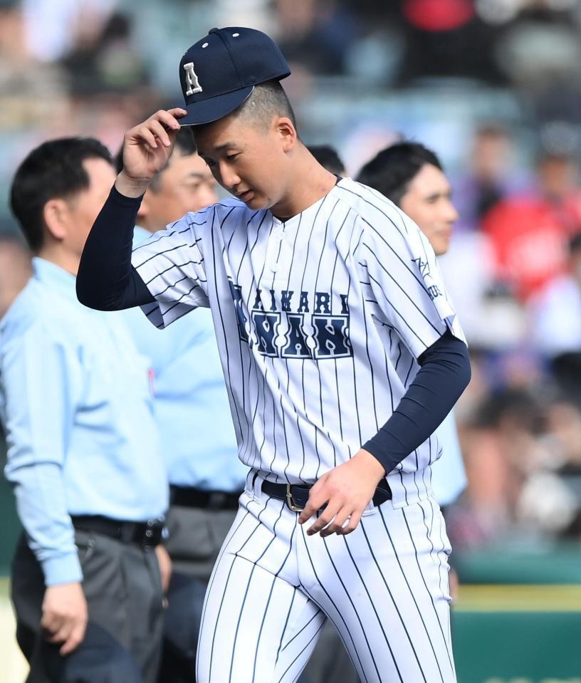 １回戦で敗れ悔しさをにじませる阿南光・小田拓門（撮影・開出牧）